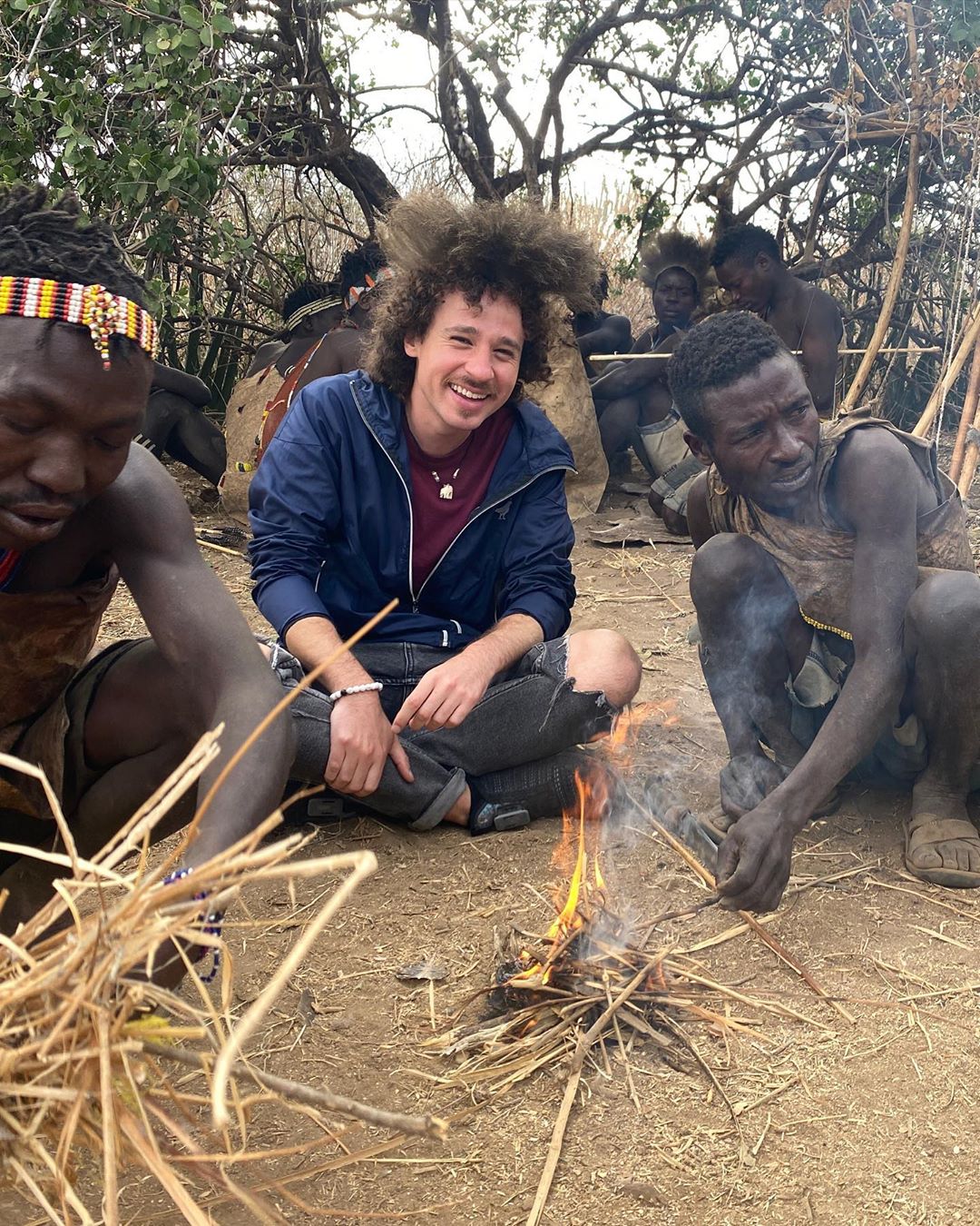 Luisito Comunica fuma marihuana con tribu africana