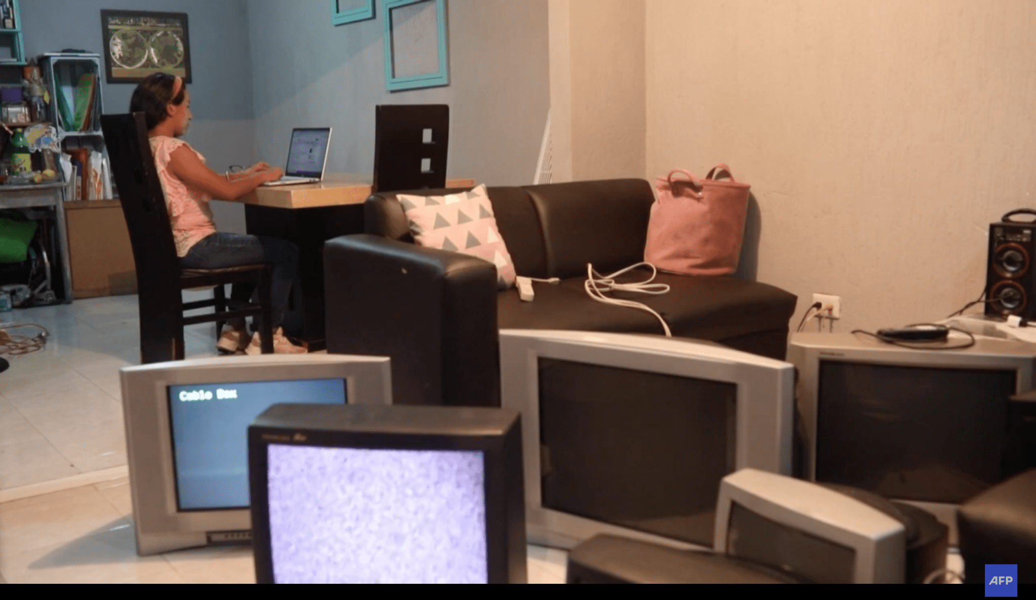 Maestra regala televisiones a sus alumnos para que puedan estudiar