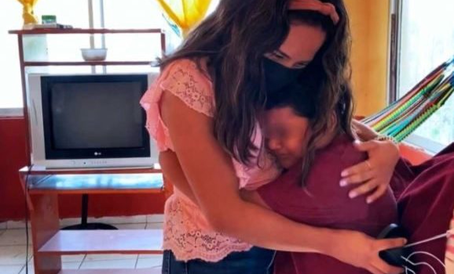 Maestra regala televisiones a sus alumnos para que puedan estudiar