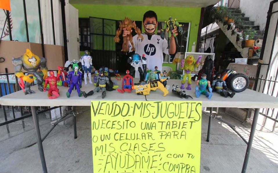 Niño de Tamaulipas vende sus juguetes para poder seguir en la escuela