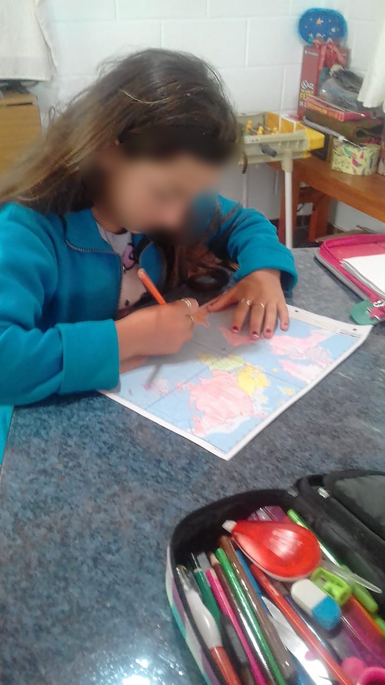 Niña camina 3 kilómetros diarios para tomar clases virtuales porque no tiene Internet