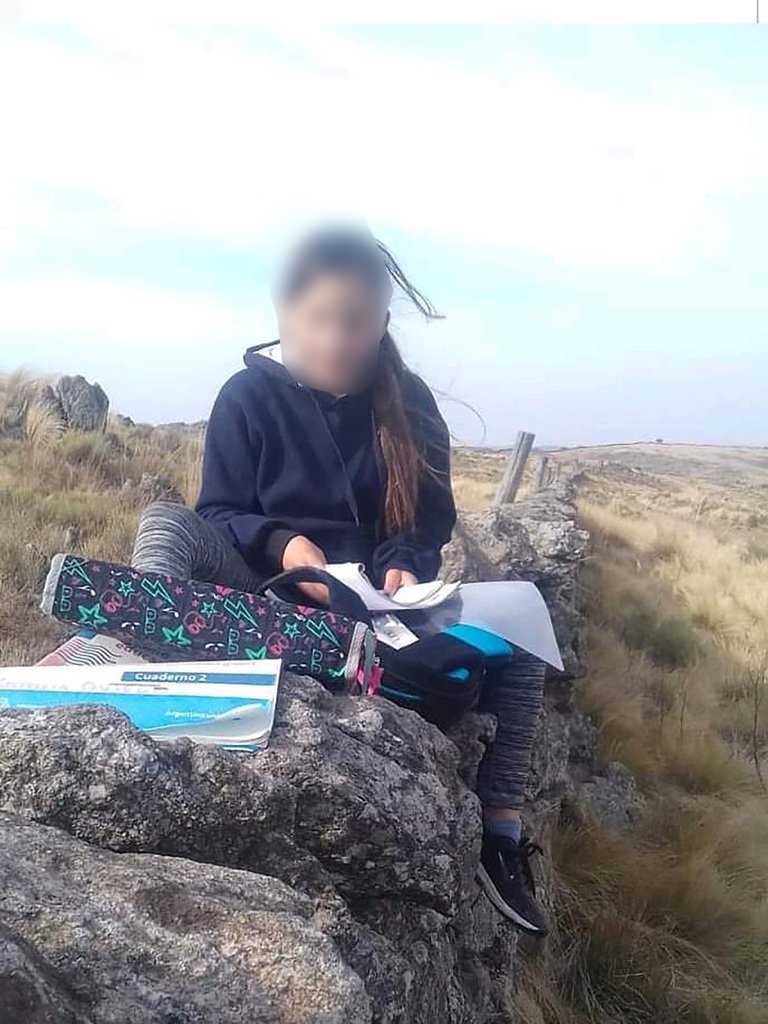 Niña camina 3 kilómetros diarios para tomar clases virtuales porque no tiene Internet