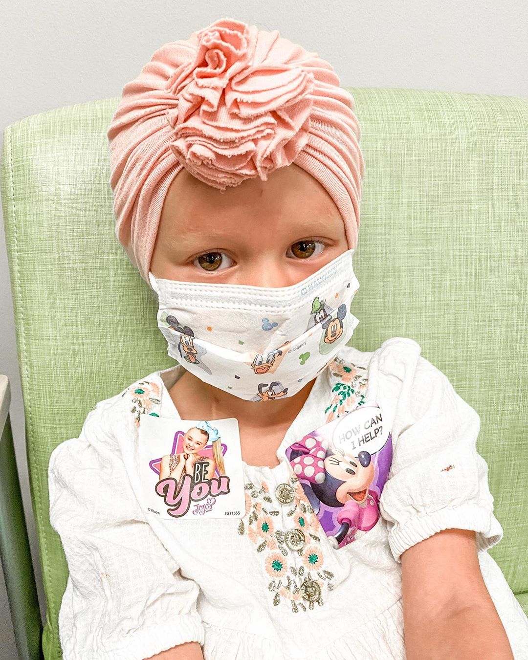 Niña celebra que venció el cáncer con una sesión de fotos para contar su historia