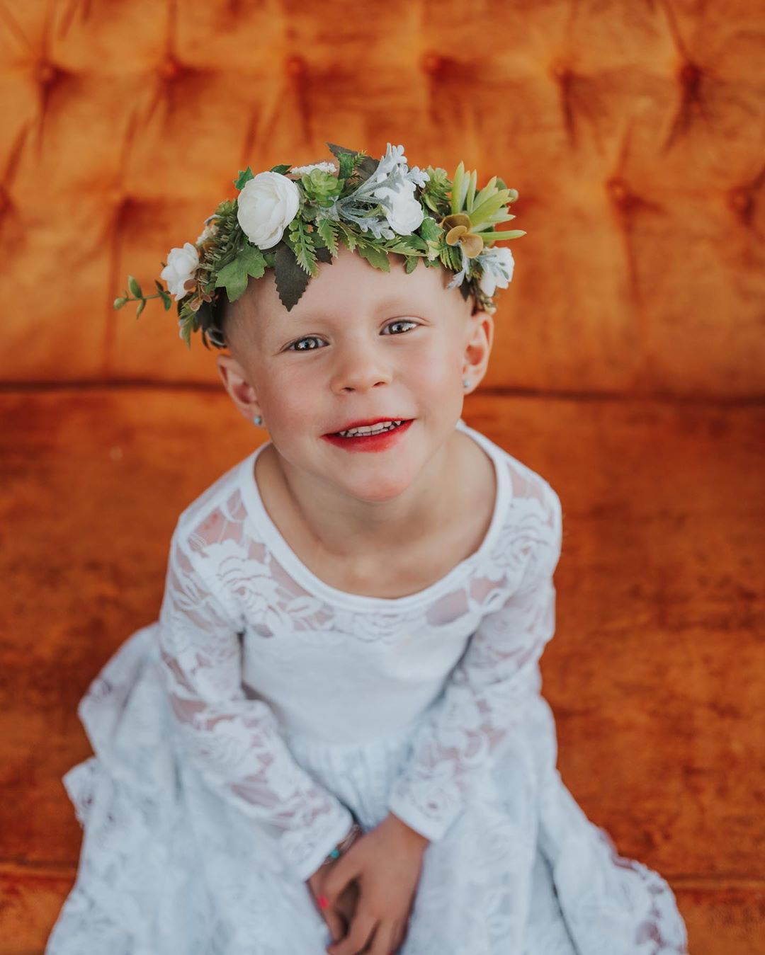 Niña celebra que venció el cáncer con una sesión de fotos para contar su historia