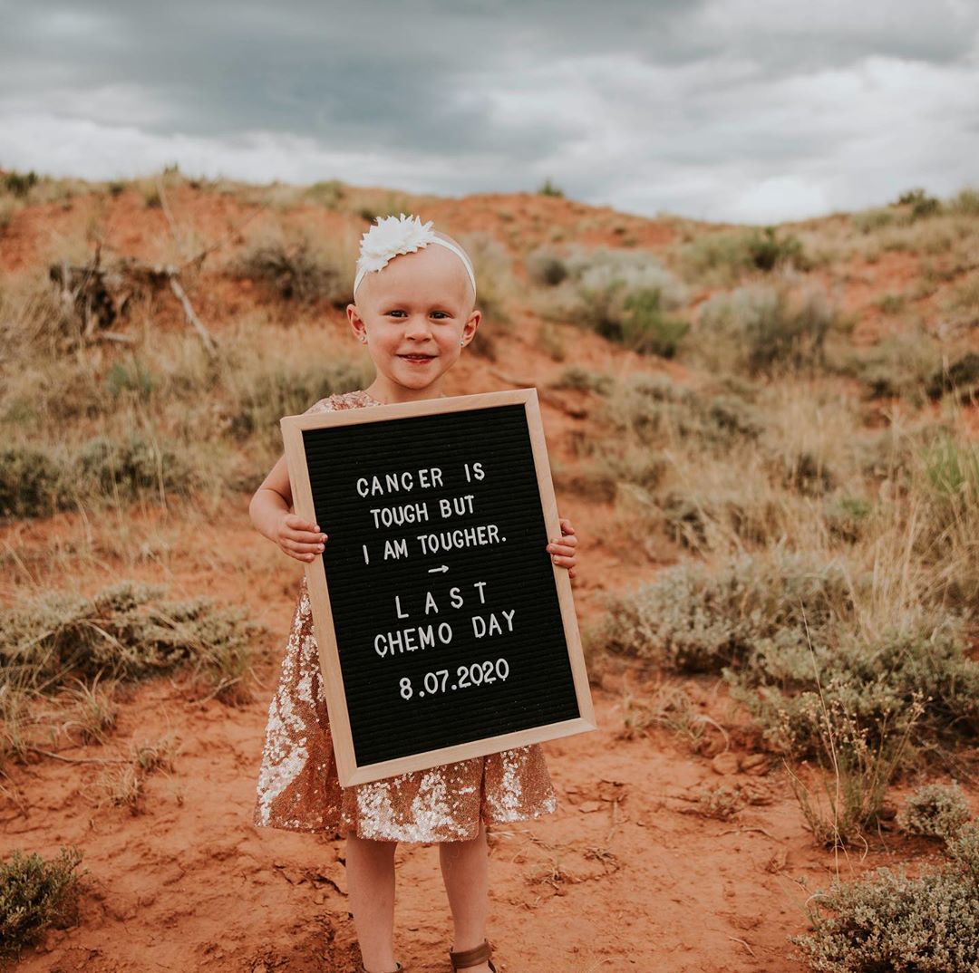 Niña celebra que venció el cáncer con una sesión de fotos para contar su historia