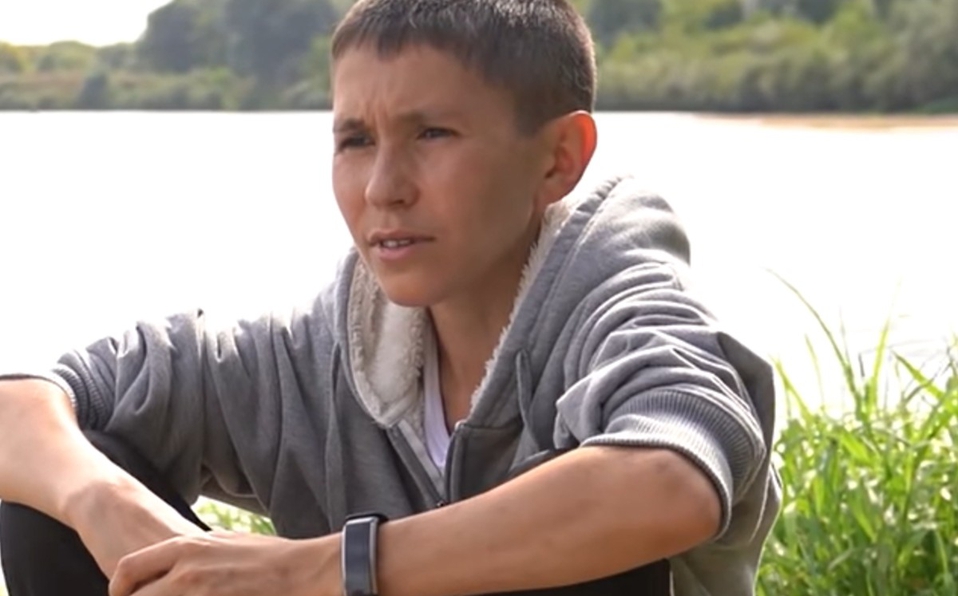 Hombre de 32 años sufre porque parece un niño de 14 años