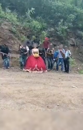 Quinceañera se toma foto con sicarios en su fiesta de XV años