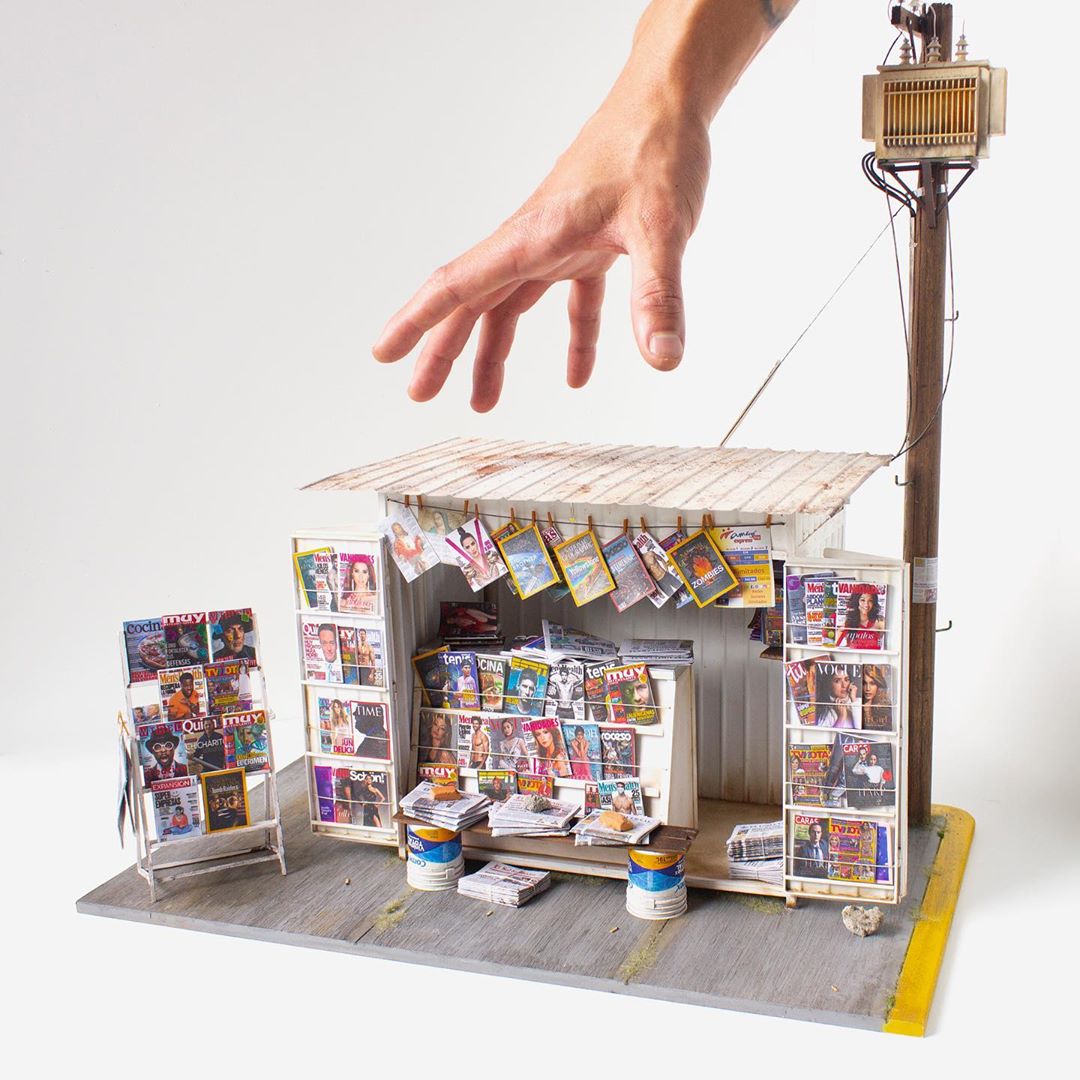 Mexicano recrea puestos de tortas y revistas de la CDMX en miniatura