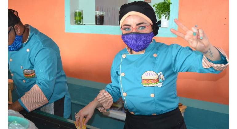 Violeta Isfel abre local de ISFELburger y su hijo debuta como cantante en la inauguración
