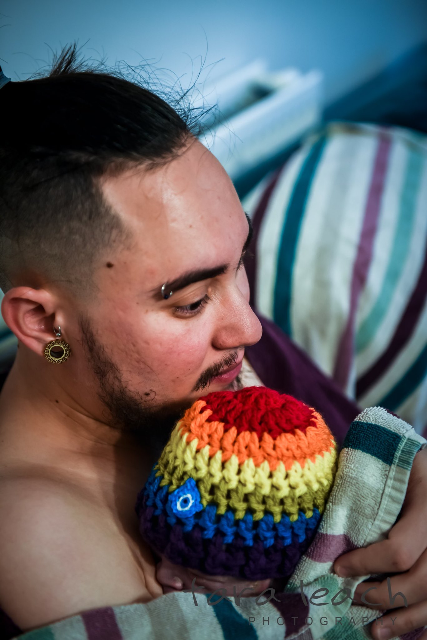 Hombre transgénero comparte las fotos de su parto para hacer conciencia