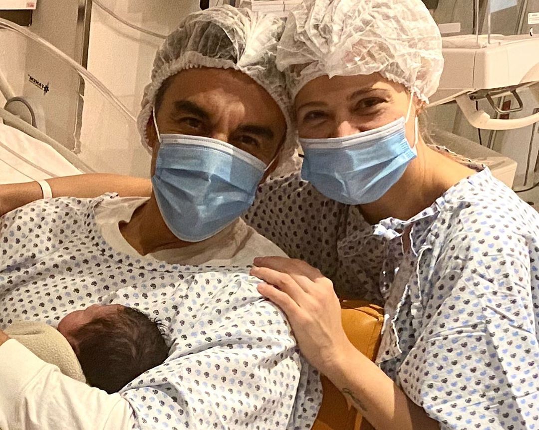 Adrian Uribe y su prometida ya son padres