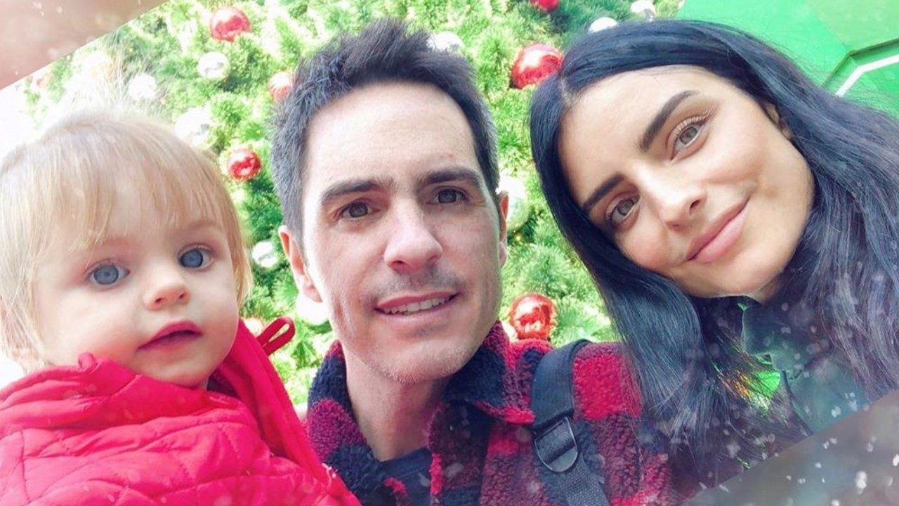 Aislinn Derbez y Mauricio Ochmann con su hija