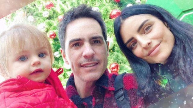 Aislinn Derbez y Mauricio Ochmann con su hija