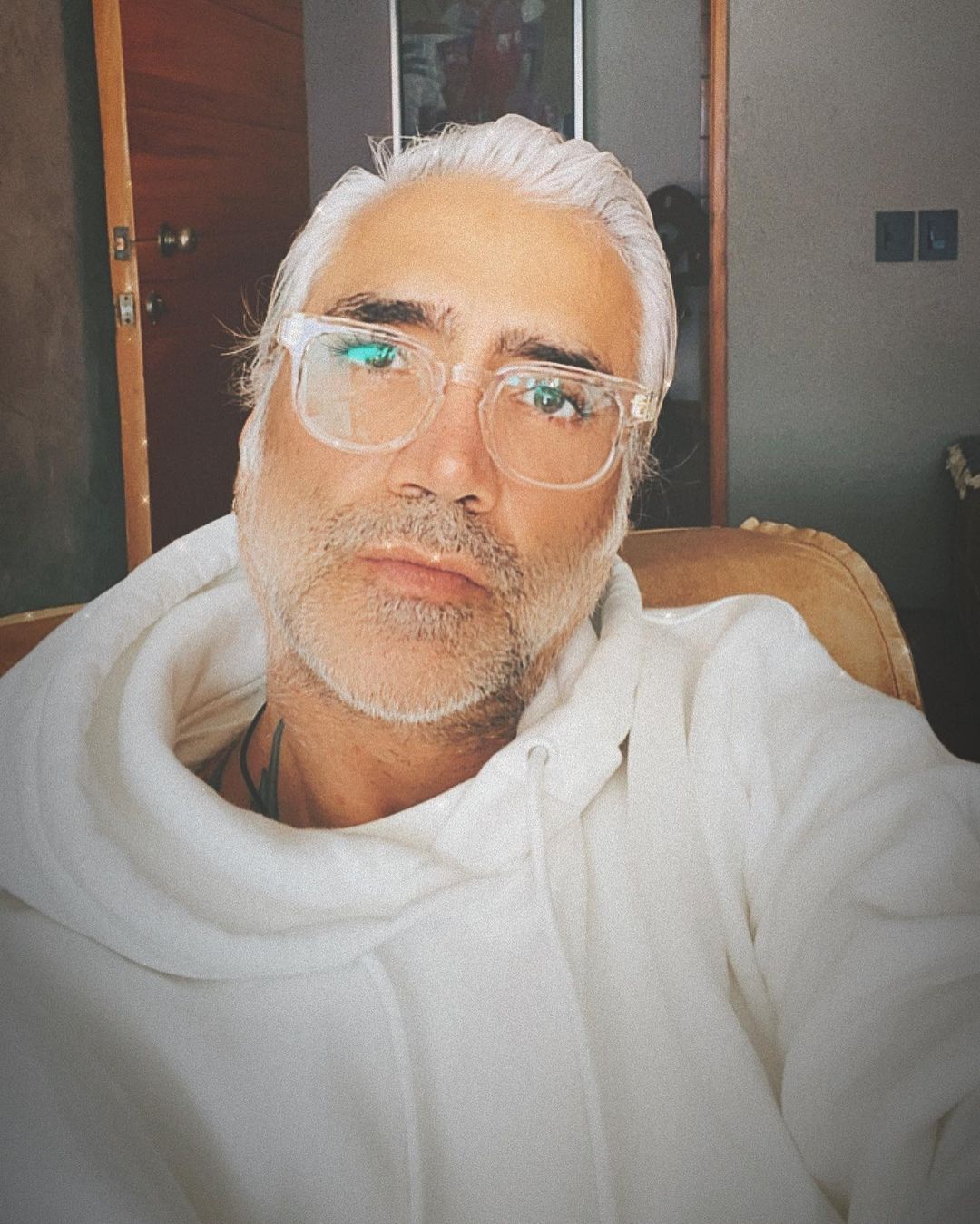 Alejandro Fernandez causa revuelo