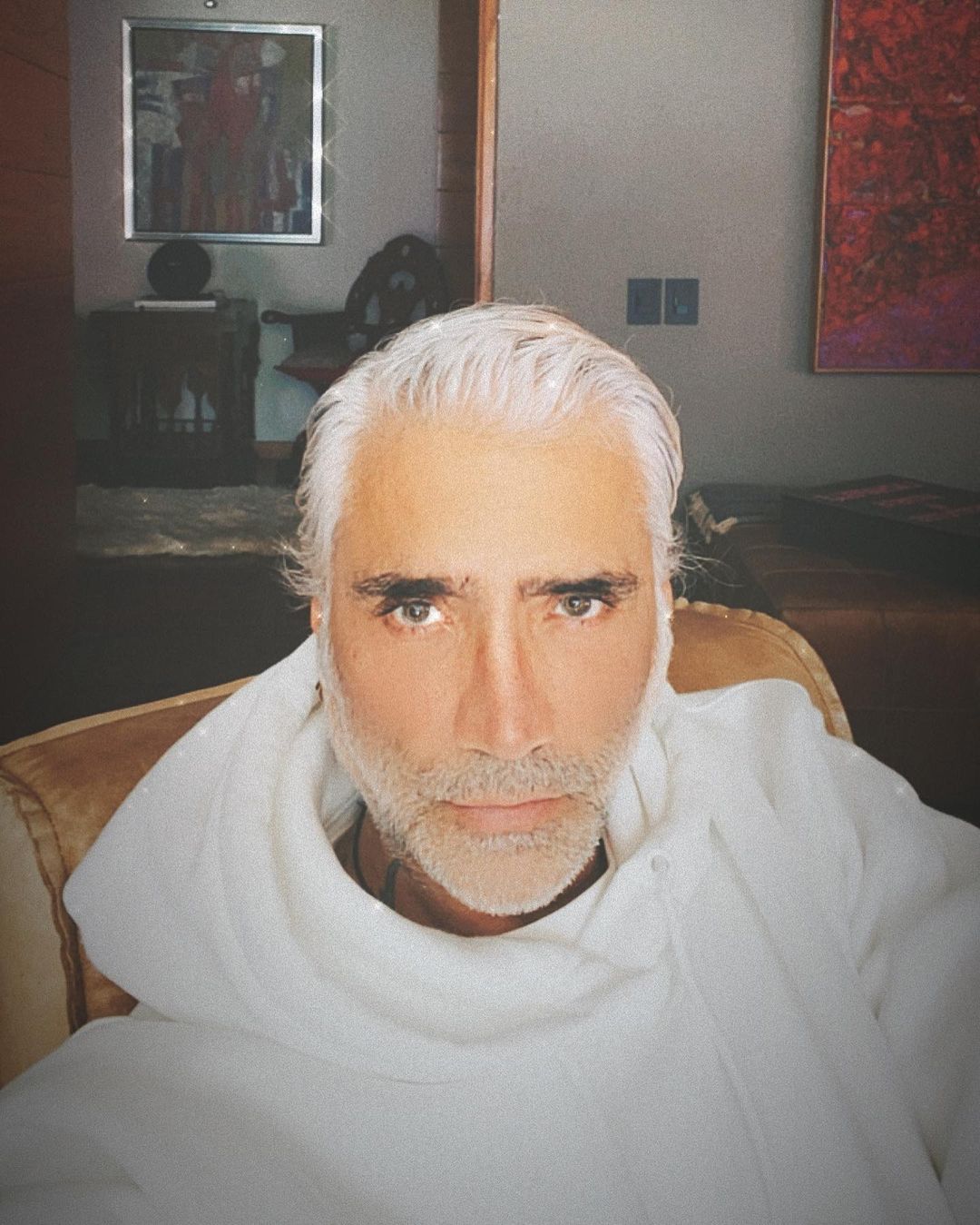 Alejandro Fernandez luce afeminado