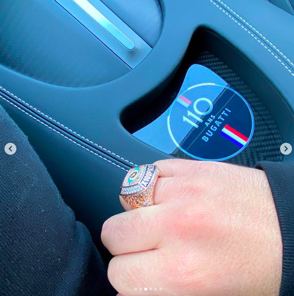 Bad Bunny presume en redes sociales su lujoso auto nuevo