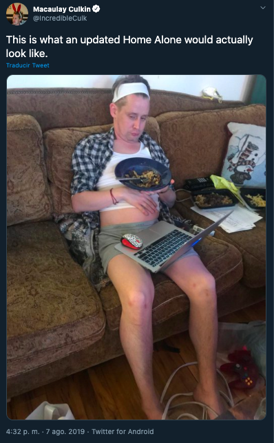 Macaulay Culkin usa cubrebocas con su icónica pose de Mi pobre Angelito