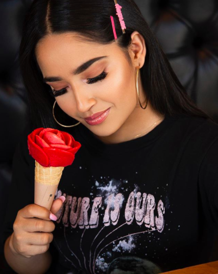 Hija de Lupillo Rivera causa revuelo por una foto como Selena Quintanilla