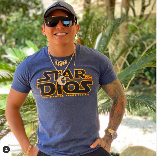 Edwin Luna aparece en redes sociales con una "mala cirugía"