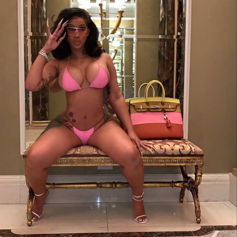 Cardi B publica por error foto intima