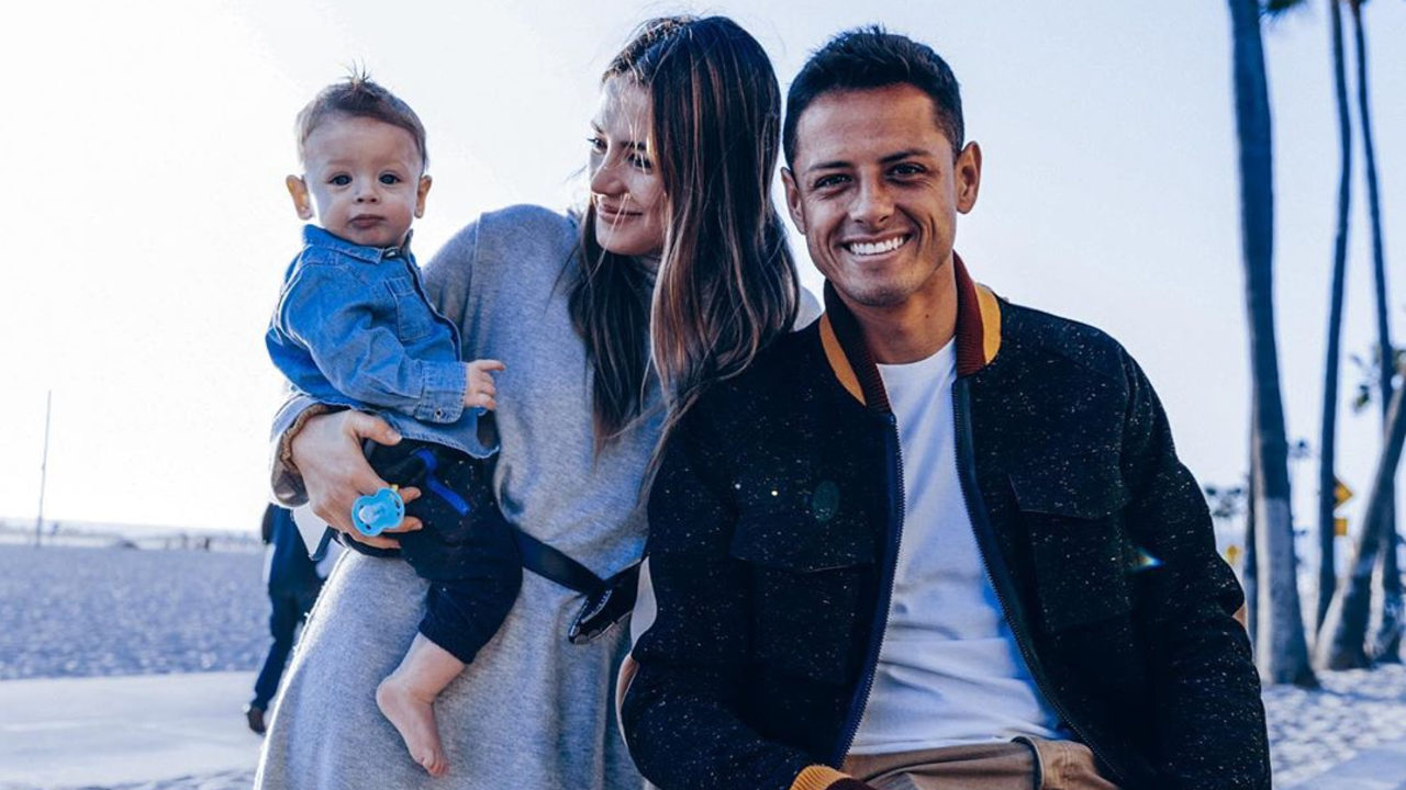 Chicharito y Sarah Kohan junto a su hijo