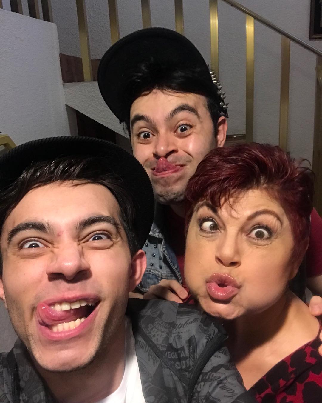 Lupita Sandoval y sus hijos venden pasteles