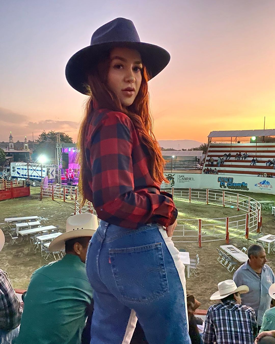 Novia de Lupillo Rivera sube foto sin maquillaje y la compara con Belinda