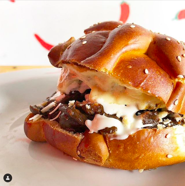 Crean el pan de muerto relleno de chilaquiles para esos antojos mortales