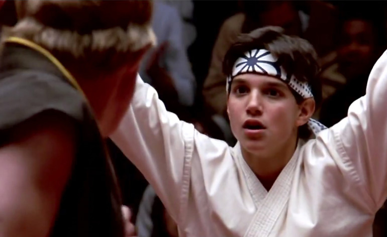 Hombre se salva de ataque de perros por su obsesión con Karate Kid