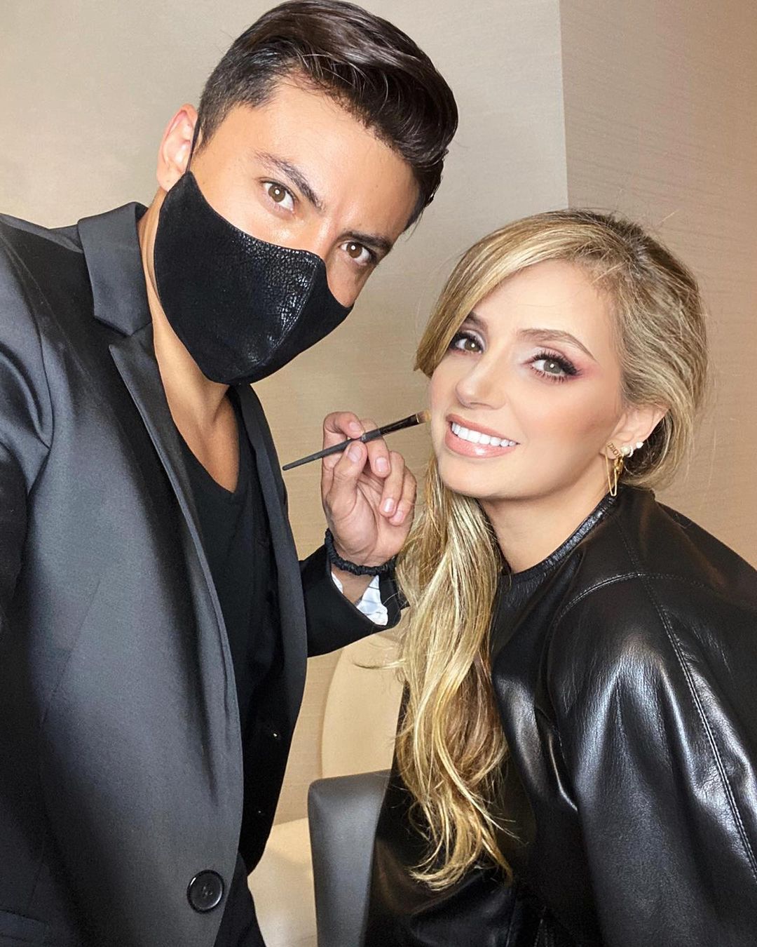 Angelica Rivera y su maquillista Victor Guadarrama