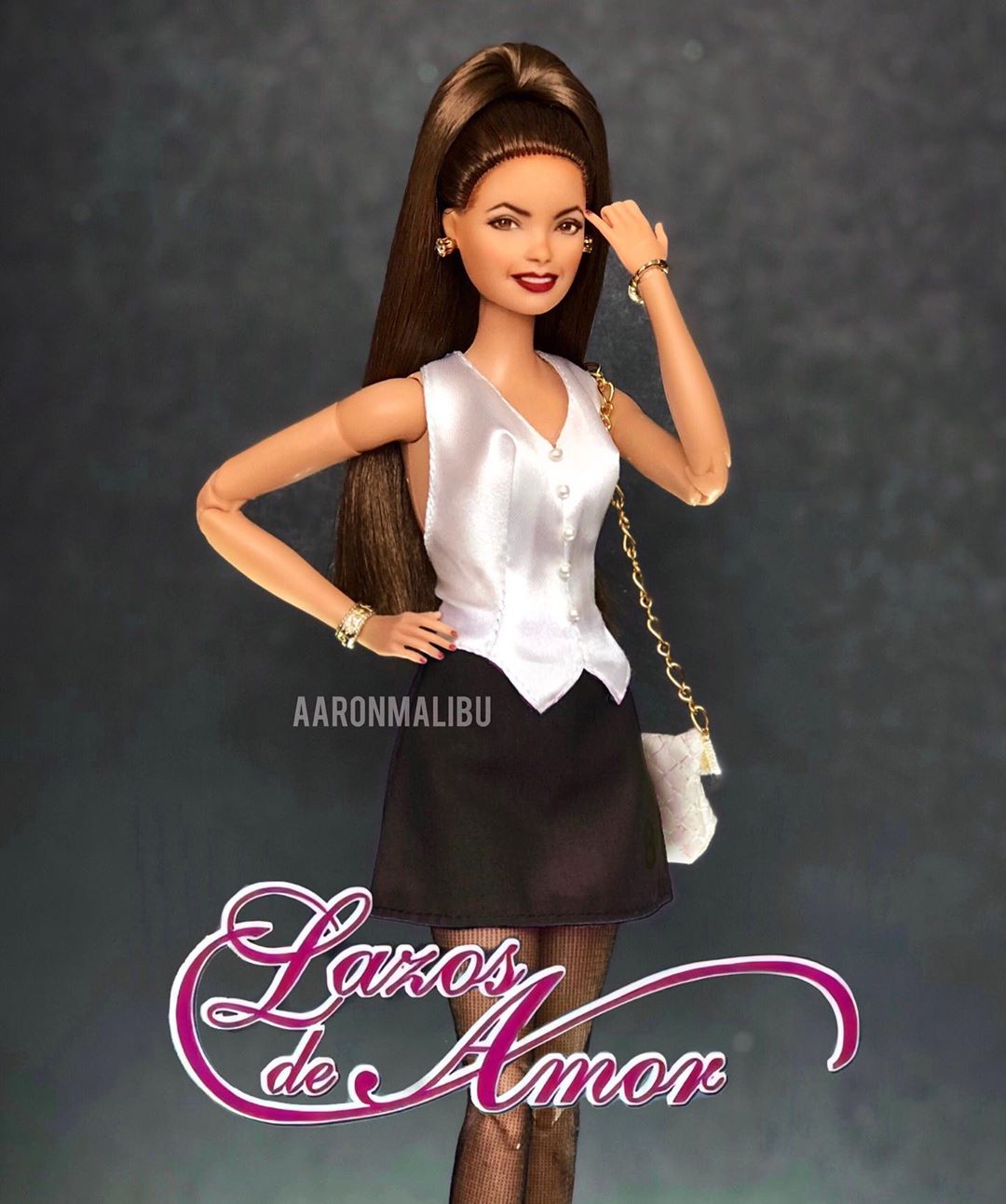 Artista transforma Barbies en personajes de telenovelas