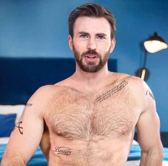 Chris Evans sorprende a todos luciendo todos sus tatuajes en un video 