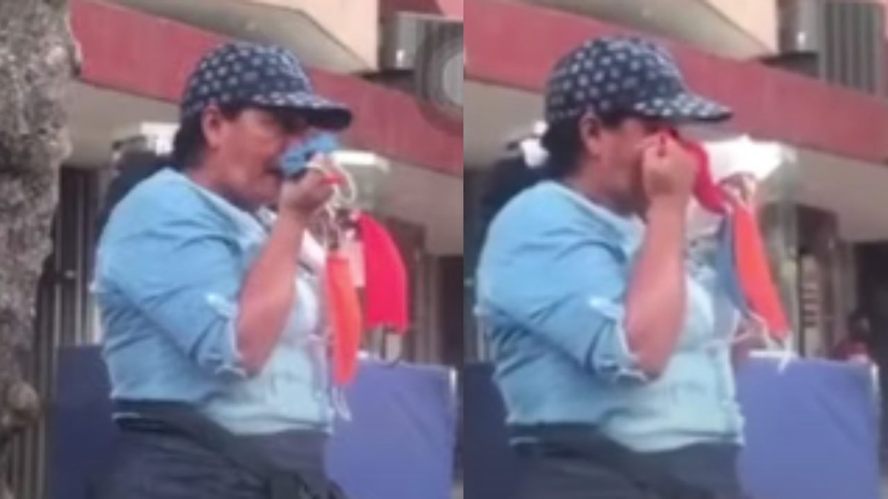 Mujer limpiandose los mocos con cubrebocas