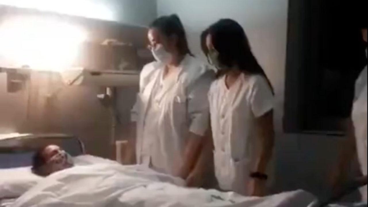 Critican a enfermeras se burlan de los muertos en TikTok