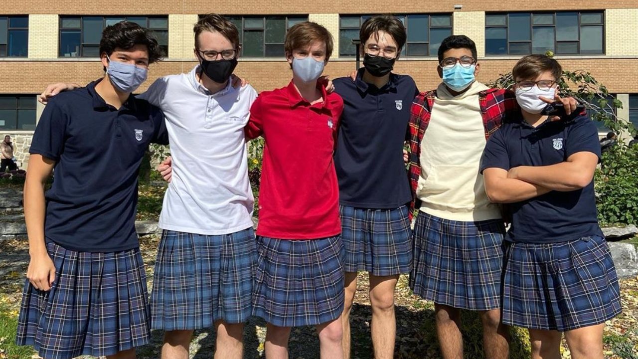 Estudiantes usan falda para protestar contra codigo de vestimenta sexista