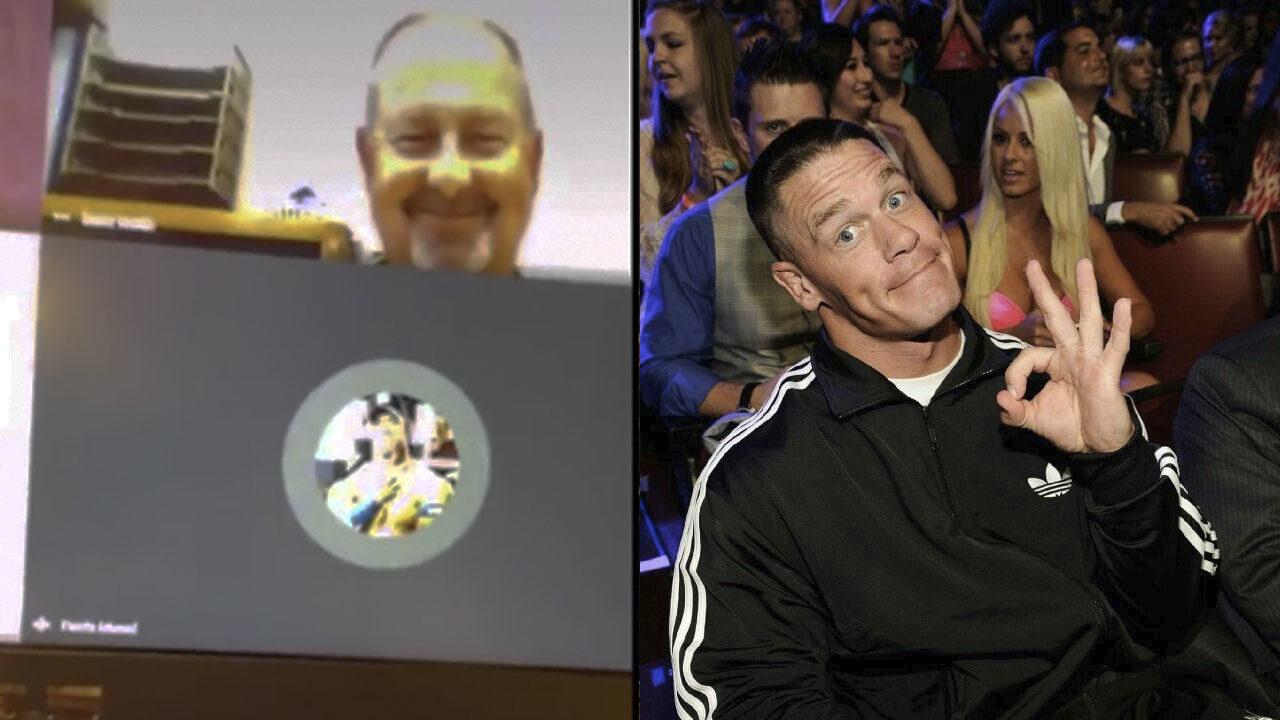 Alumno llega a su clase virtual como luchador de la WWE