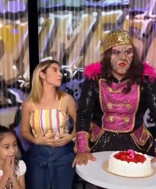 Karla Panini se convierte en la niña del pastel y recrea el video