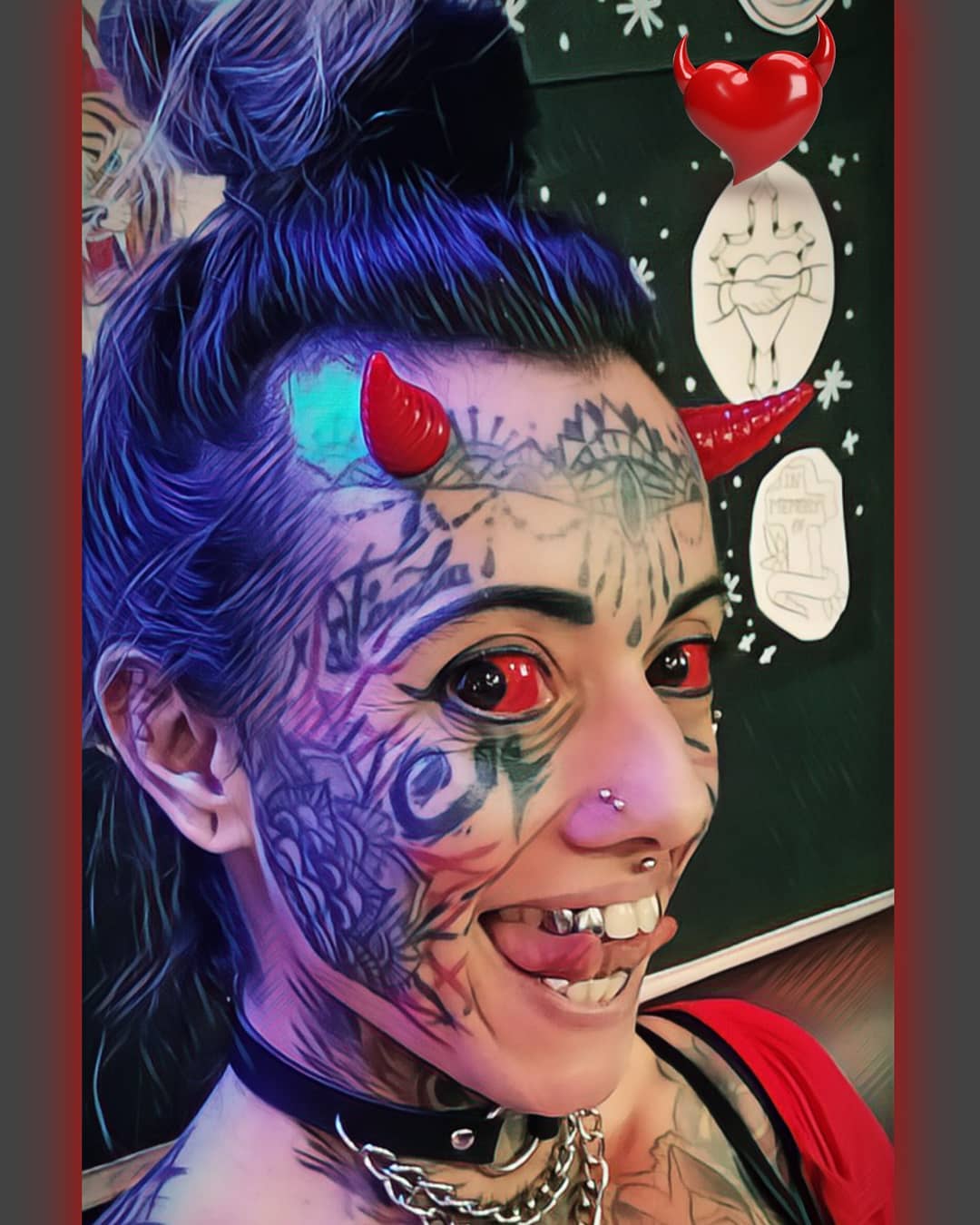 Mujer diablo con cuernos