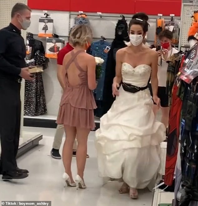 Mujer vestida de novia exige a novio casarse
