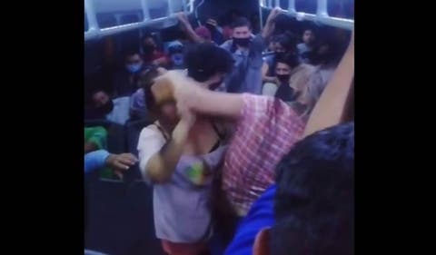 Mujeres pelean en camión