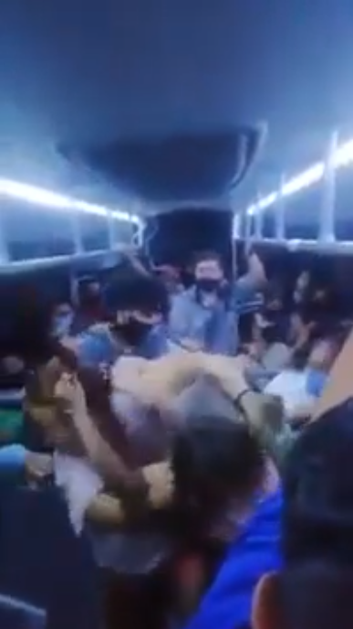 Mujeres se pelean en camion por el amor de un hombre
