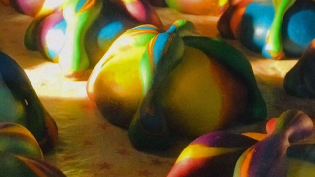 Lanzan Pan de muerto con colores de la bandera del orgullo gay