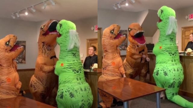 Pareja se casa de dinosaurios