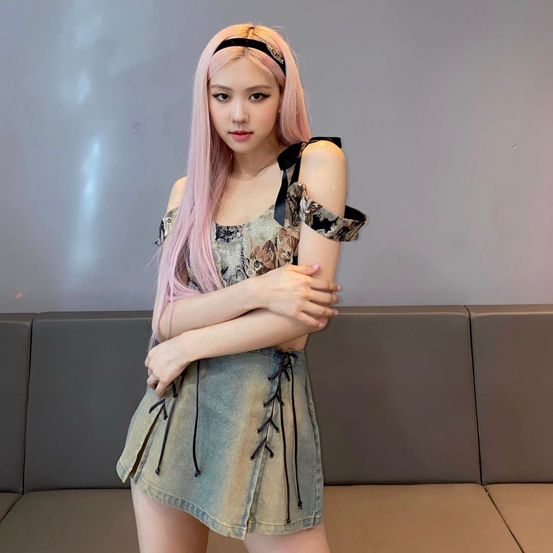 Rose de BLACKPINK canta waka waka de Shakira