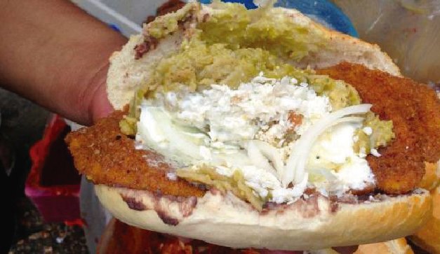 Crean el pan de muerto relleno de chilaquiles para esos antojos mortales