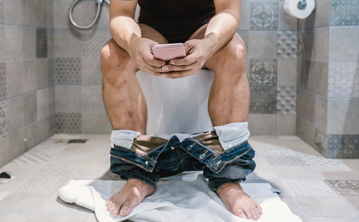 Pasar mucho tiempo sentado en el baño puede provocar que se te salga el recto