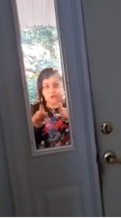 Mujer amenaza a sus vecinos con matar a su perro por cambiar la contraseña de Internet