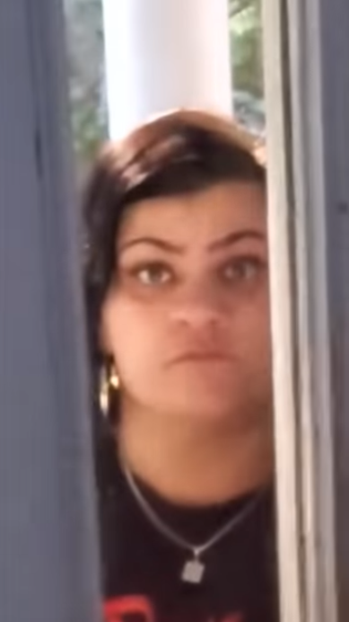 Mujer amenaza a sus vecinos con matar a su perro por cambiar la contraseña de Internet
