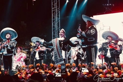 Aída cuevas en un concierto