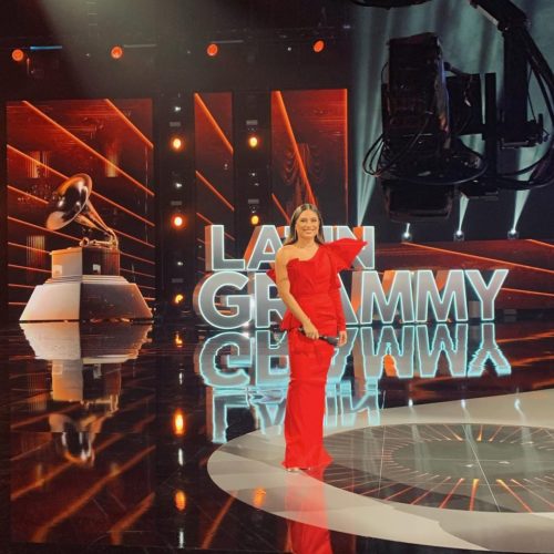 Ana Brenda modelando vestido rojo en los Latin Grammy